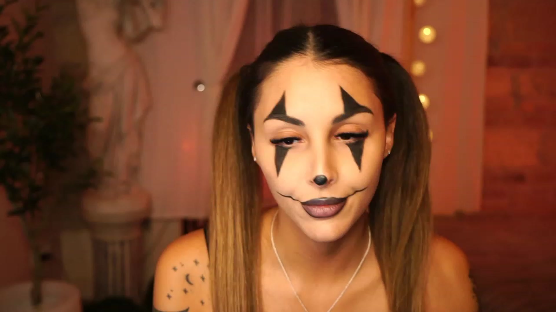 Gallery image thumbnail from Lisamelow's myfreecams stream on, 10/31/2023, 17:16 image 3 of 20