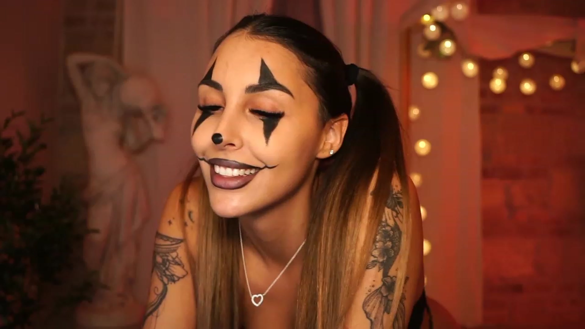 Gallery image thumbnail from Lisamelow's myfreecams stream on, 10/31/2023, 17:16 image 19 of 20