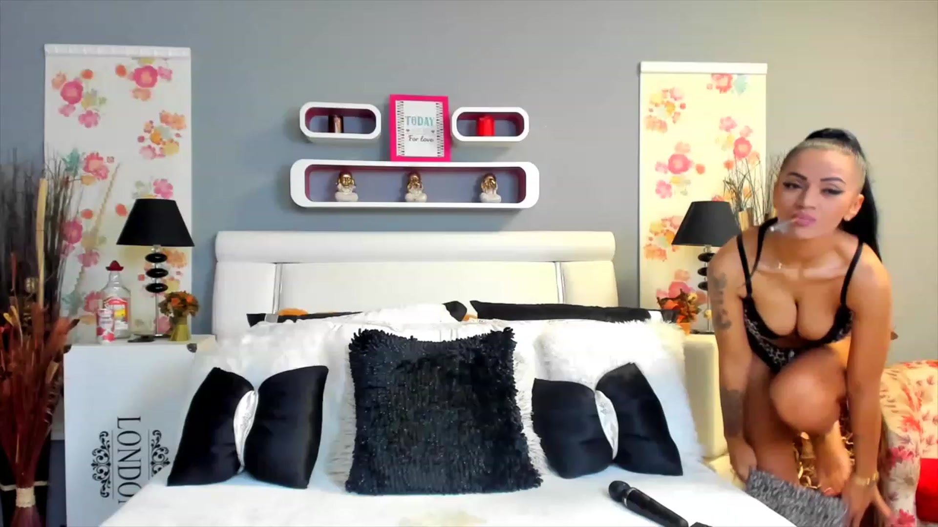 Gallery image thumbnail from Lissa_O's myfreecams stream on, 11/21/2022, 07:25 image 1 of 20