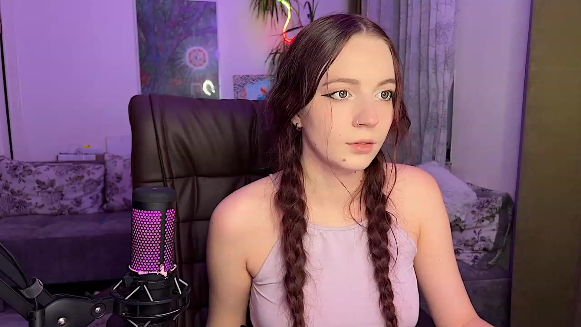 Gallery image thumbnail from Lissa_Skarlet's myfreecams stream on, 12/18/2022, 15:21 image 1 of 20