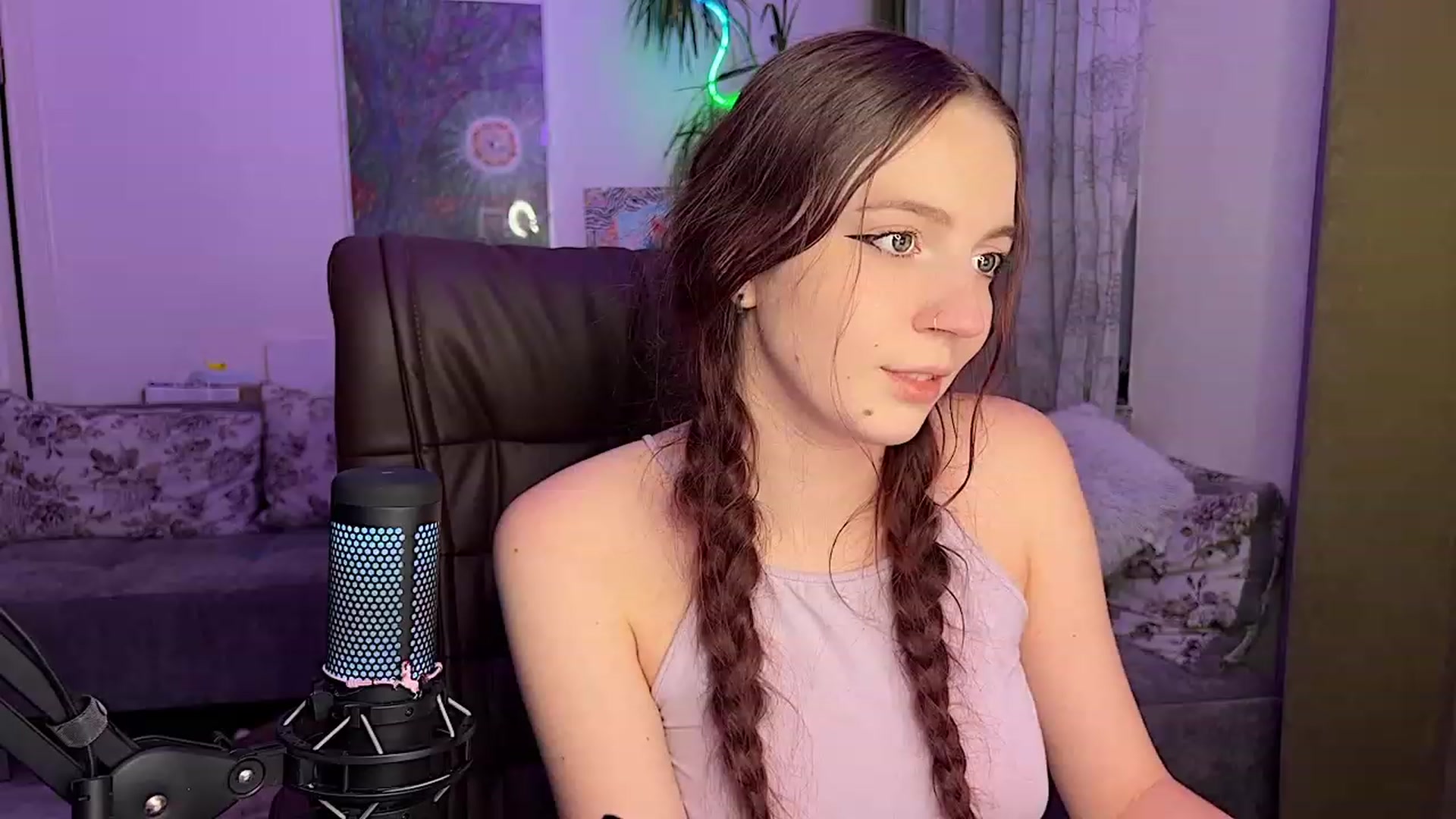 Gallery image thumbnail from Lissa_Skarlet's myfreecams stream on, 12/18/2022, 15:21 image 4 of 20