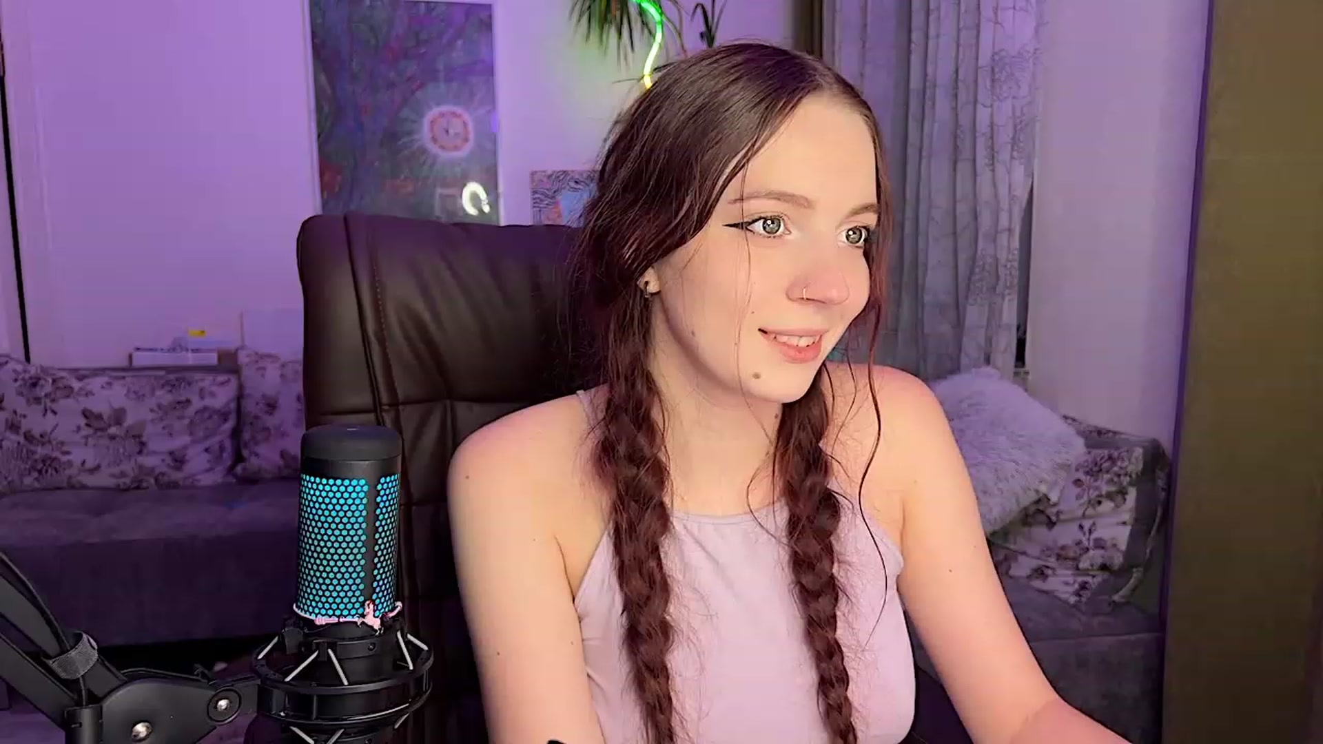 Gallery image thumbnail from Lissa_Skarlet's myfreecams stream on, 12/18/2022, 15:21 image 2 of 20