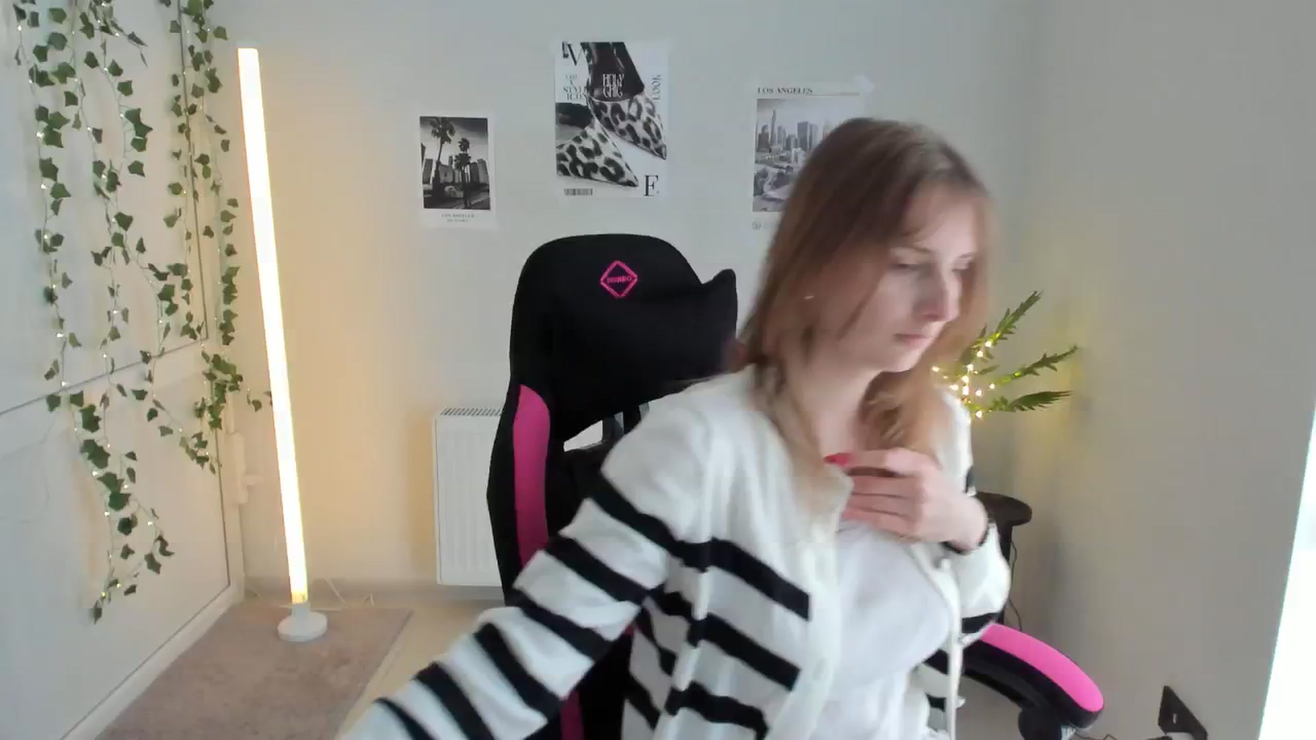 Gallery image thumbnail from Lissa_Stars's myfreecams stream on, 04/19/2026, 14:26 image 1 of 20