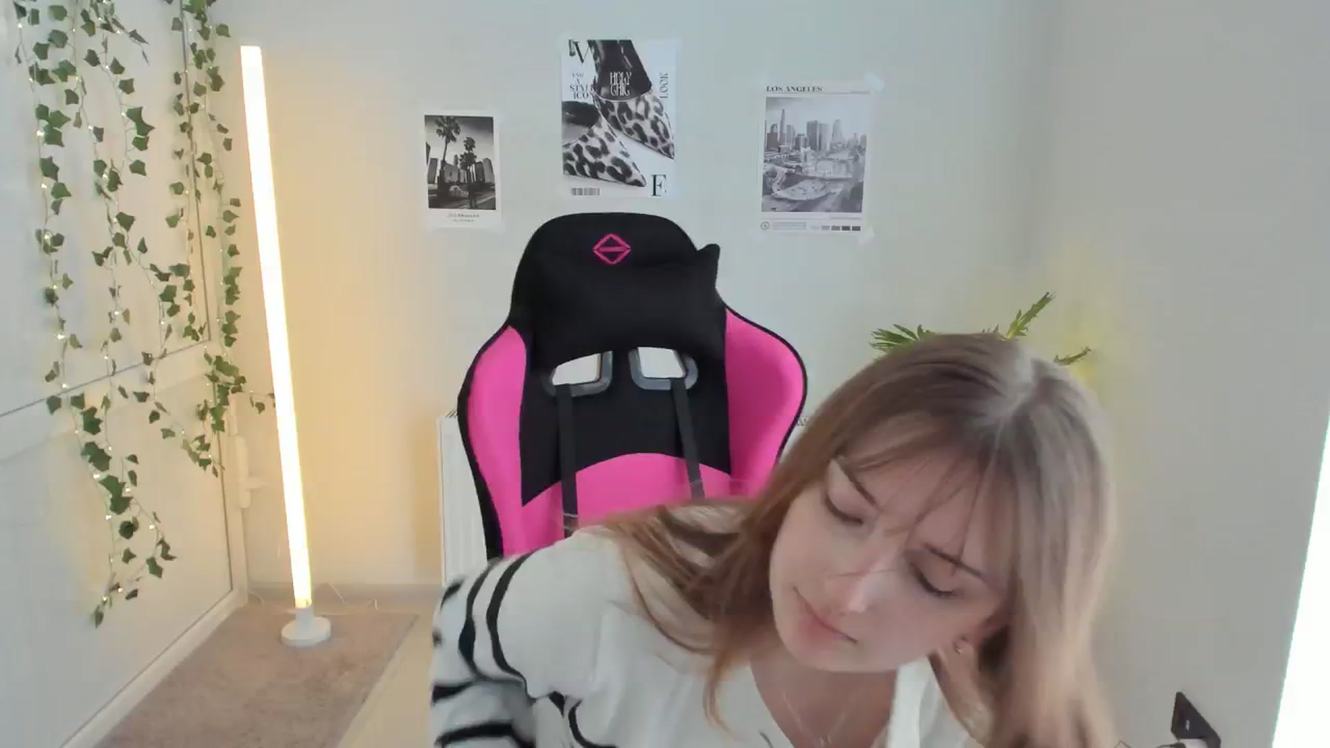 Gallery image thumbnail from Lissa_Stars's myfreecams stream on, 04/19/2026, 14:26 image 6 of 20