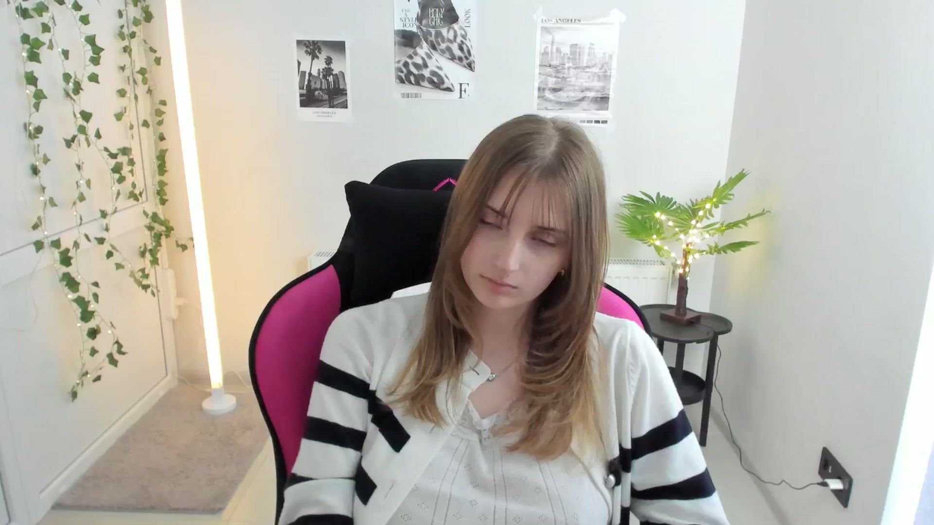 Gallery image thumbnail from Lissa_Stars's myfreecams stream on, 04/19/2026, 16:38 image 5 of 20