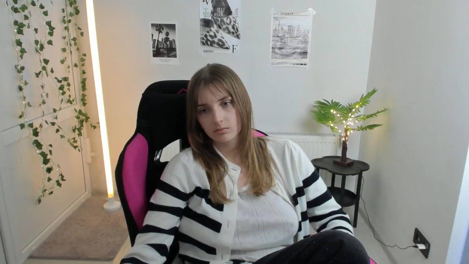 Gallery image thumbnail from Lissa_Stars's myfreecams stream on, 04/19/2026, 17:07 image 19 of 20
