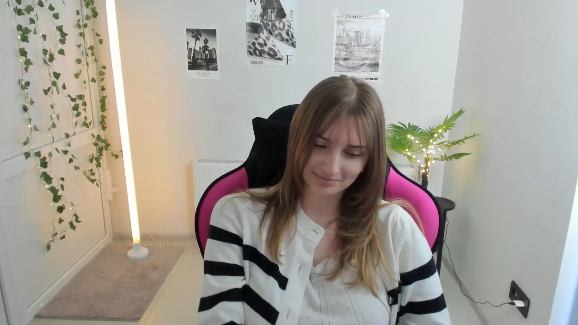 Gallery image thumbnail from Lissa_Stars's myfreecams stream on, 04/19/2026, 17:07 image 6 of 20
