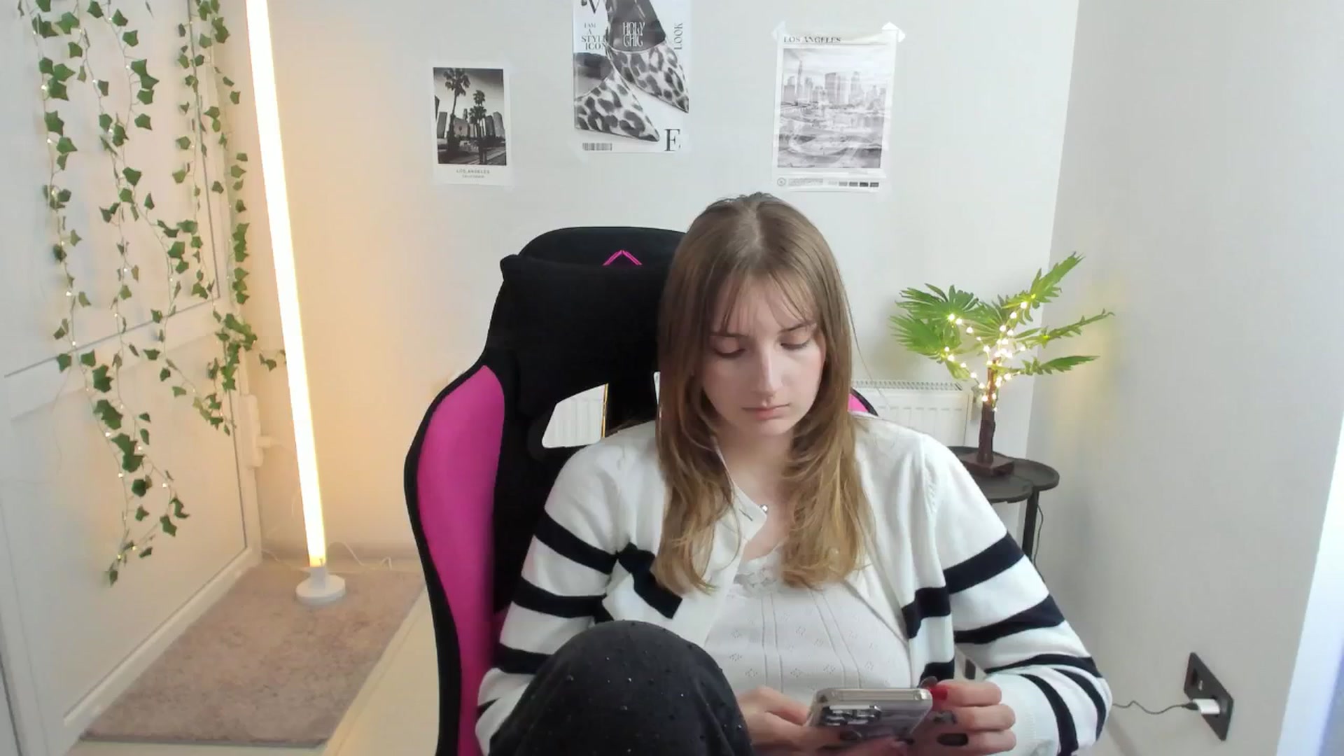 Gallery image thumbnail from Lissa_Stars's myfreecams stream on, 04/19/2026, 17:07 image 20 of 20