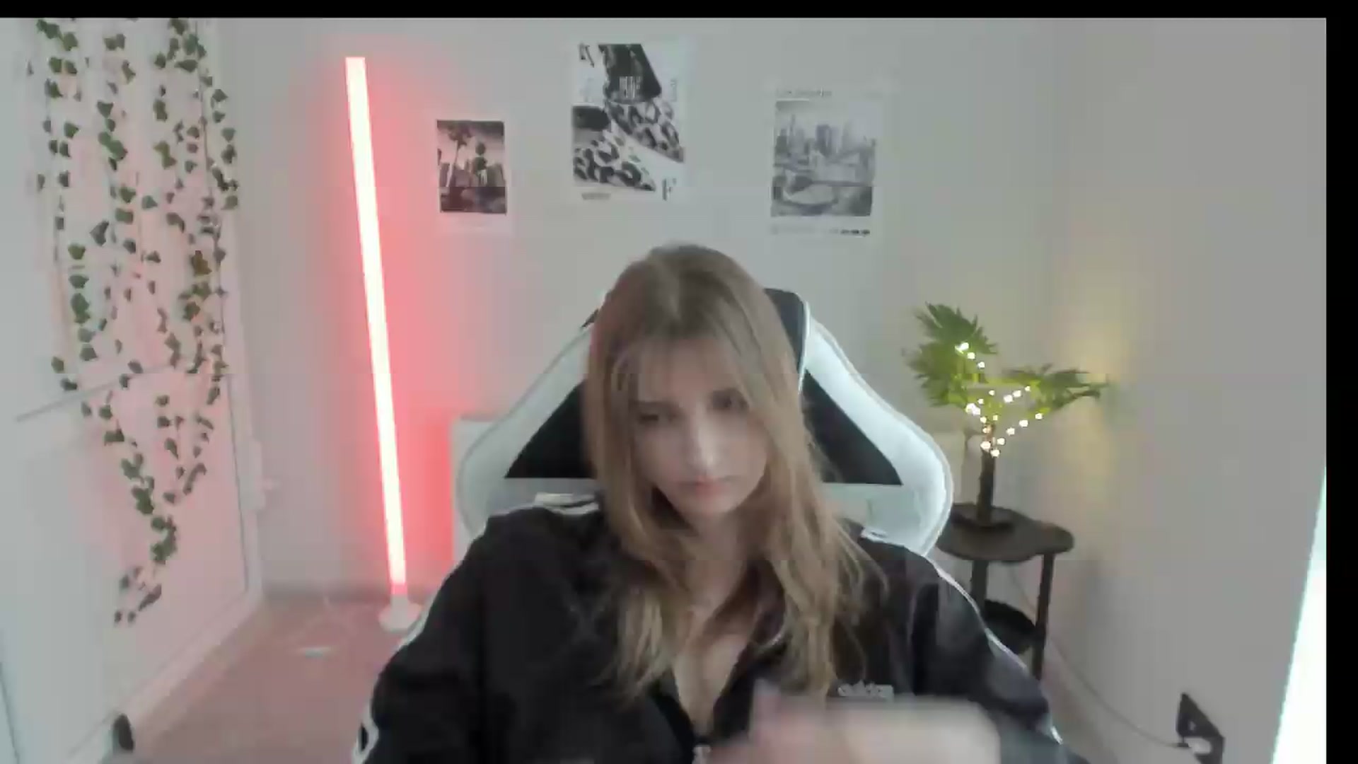Gallery image thumbnail from Lissa_Stars's myfreecams stream on, 05/26/2026, 16:30 image 16 of 20
