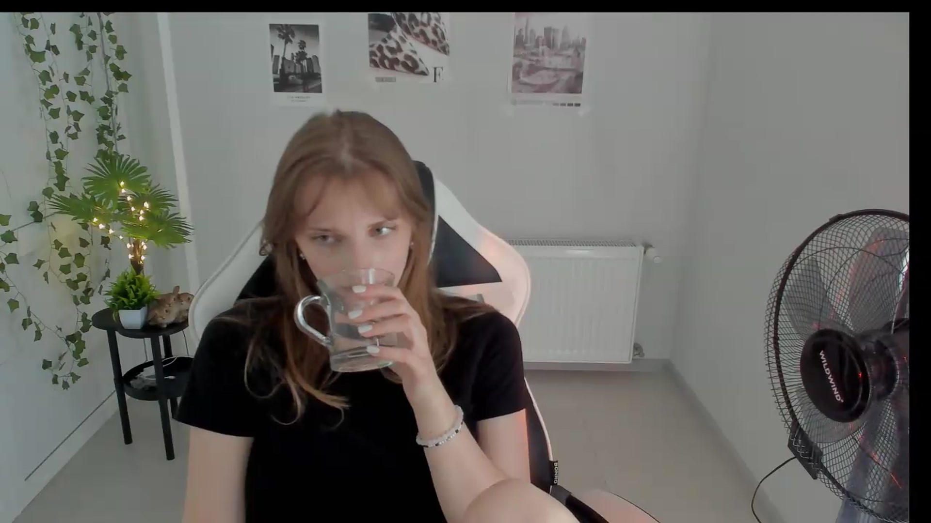 Gallery image thumbnail from Lissa_Stars's myfreecams stream on, 08/18/2026, 10:11 image 6 of 20