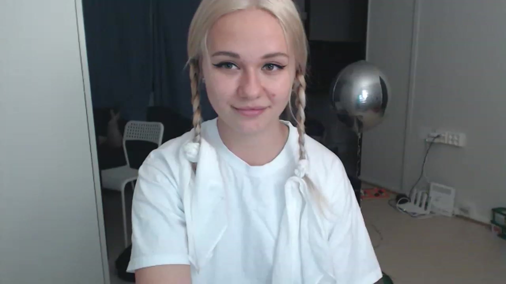Gallery image thumbnail from Litllebaby's myfreecams stream on, 11/21/2022, 03:51 image 10 of 20