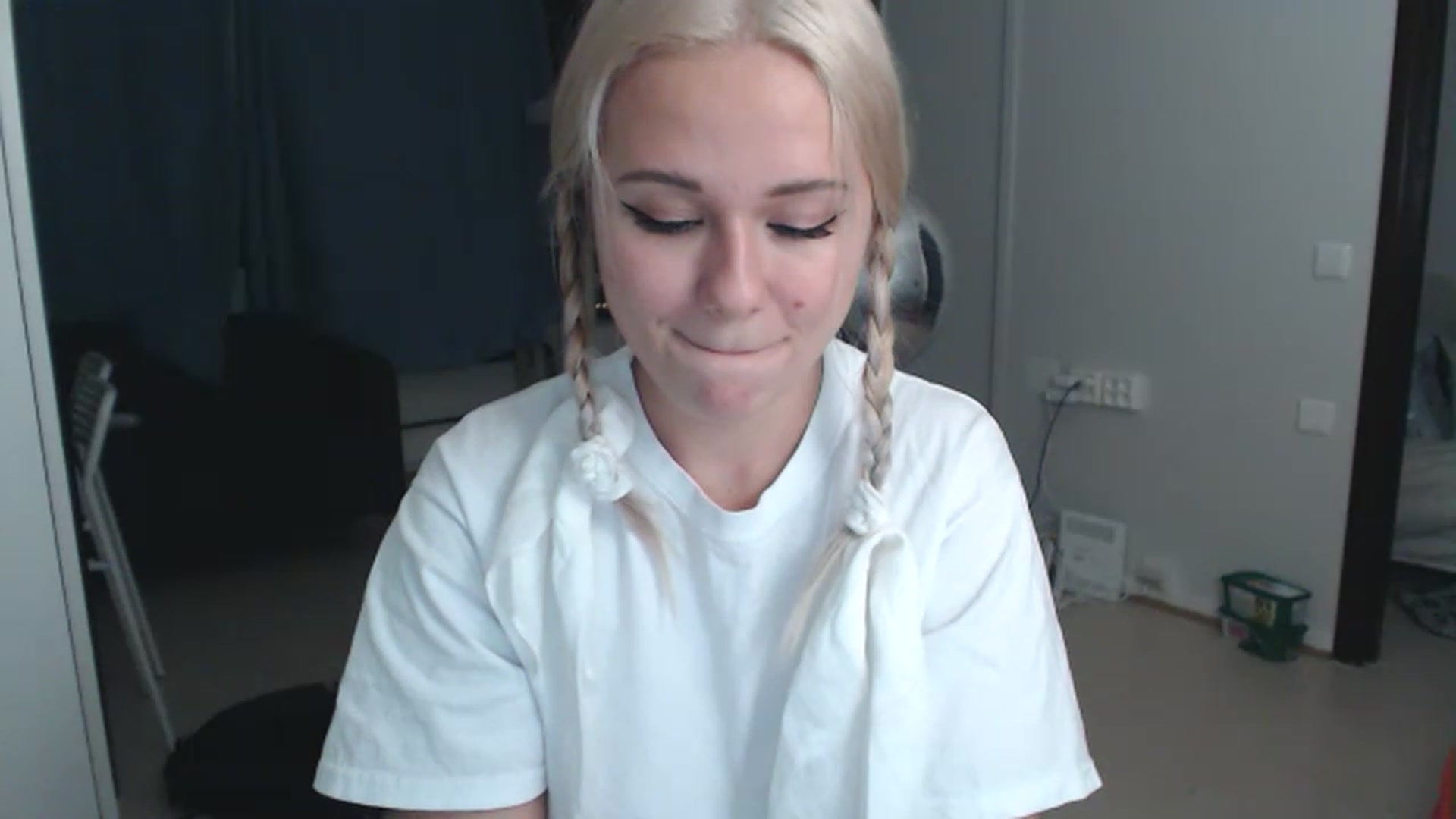Gallery image thumbnail from Litllebaby's myfreecams stream on, 11/21/2022, 06:26 image 15 of 20