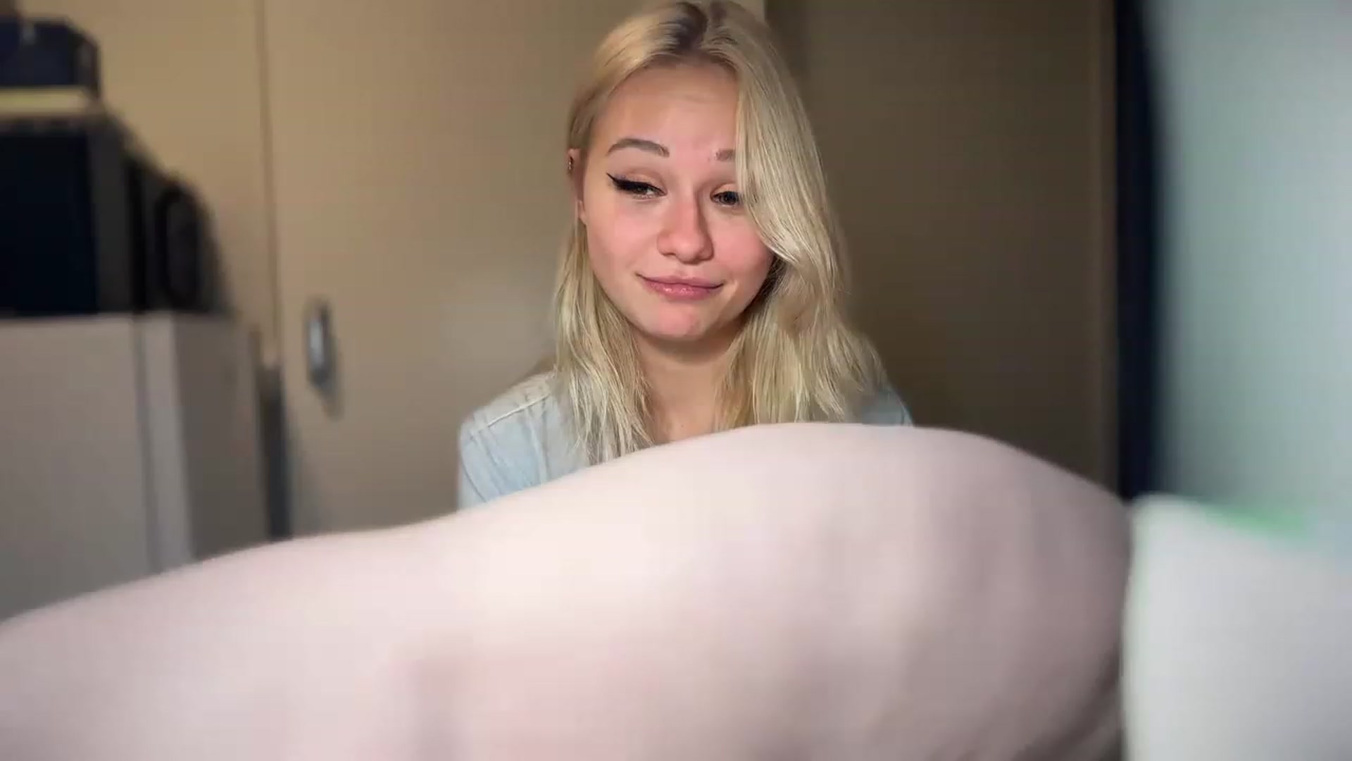 Gallery image thumbnail from Litllebaby's myfreecams stream on, 12/26/2022, 02:57 image 17 of 20
