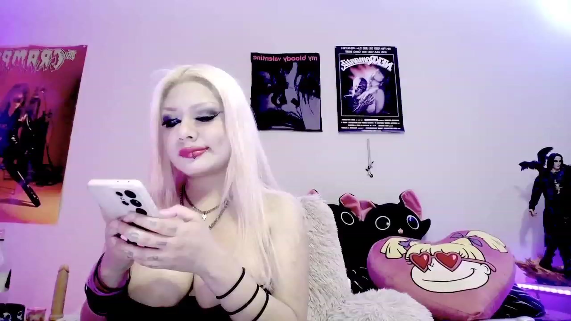 Gallery image thumbnail from LittleDoll_x's myfreecams stream on, 02/06/2024, 22:01 image 16 of 20