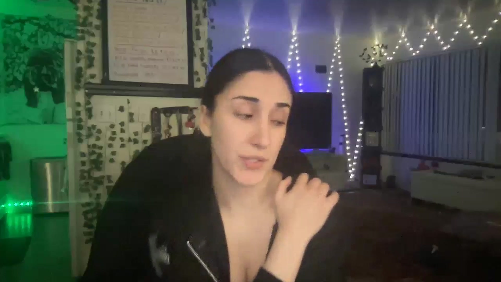 Gallery image thumbnail from LittlePersian's myfreecams stream on, 11/19/2024, 12:45 image 14 of 20