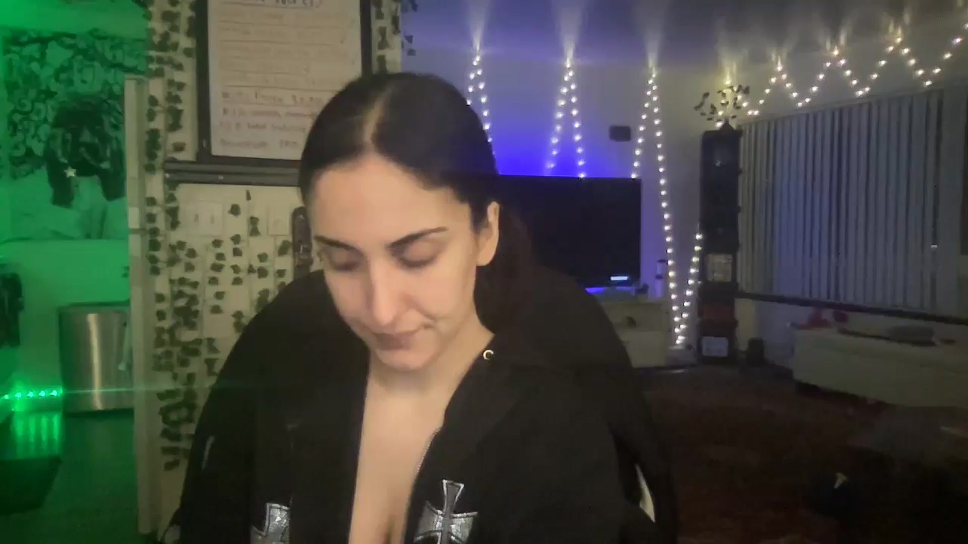 Gallery image thumbnail from LittlePersian's myfreecams stream on, 11/19/2024, 12:45 image 10 of 20