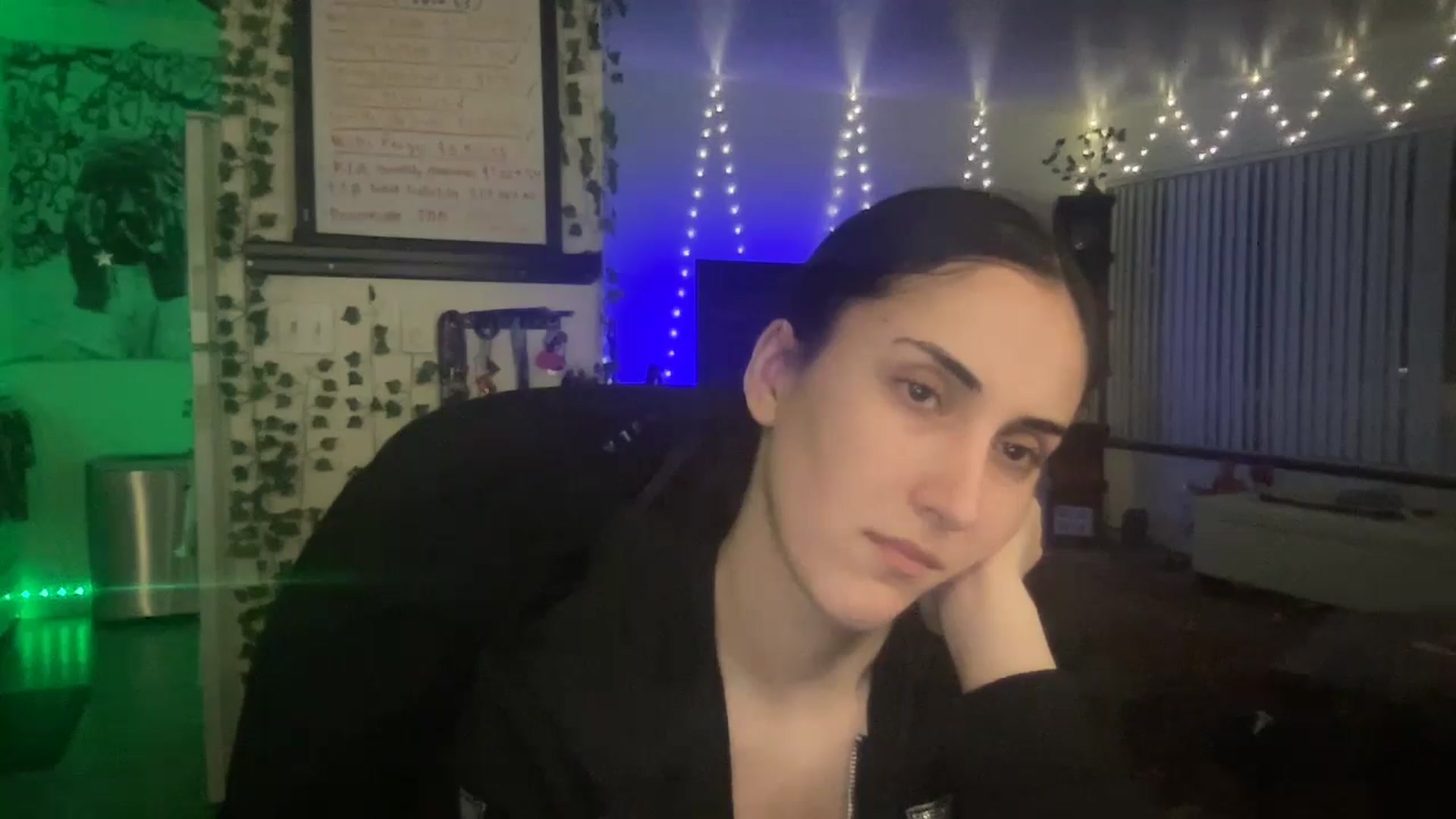 Gallery image thumbnail from LittlePersian's myfreecams stream on, 11/19/2024, 12:45 image 17 of 20