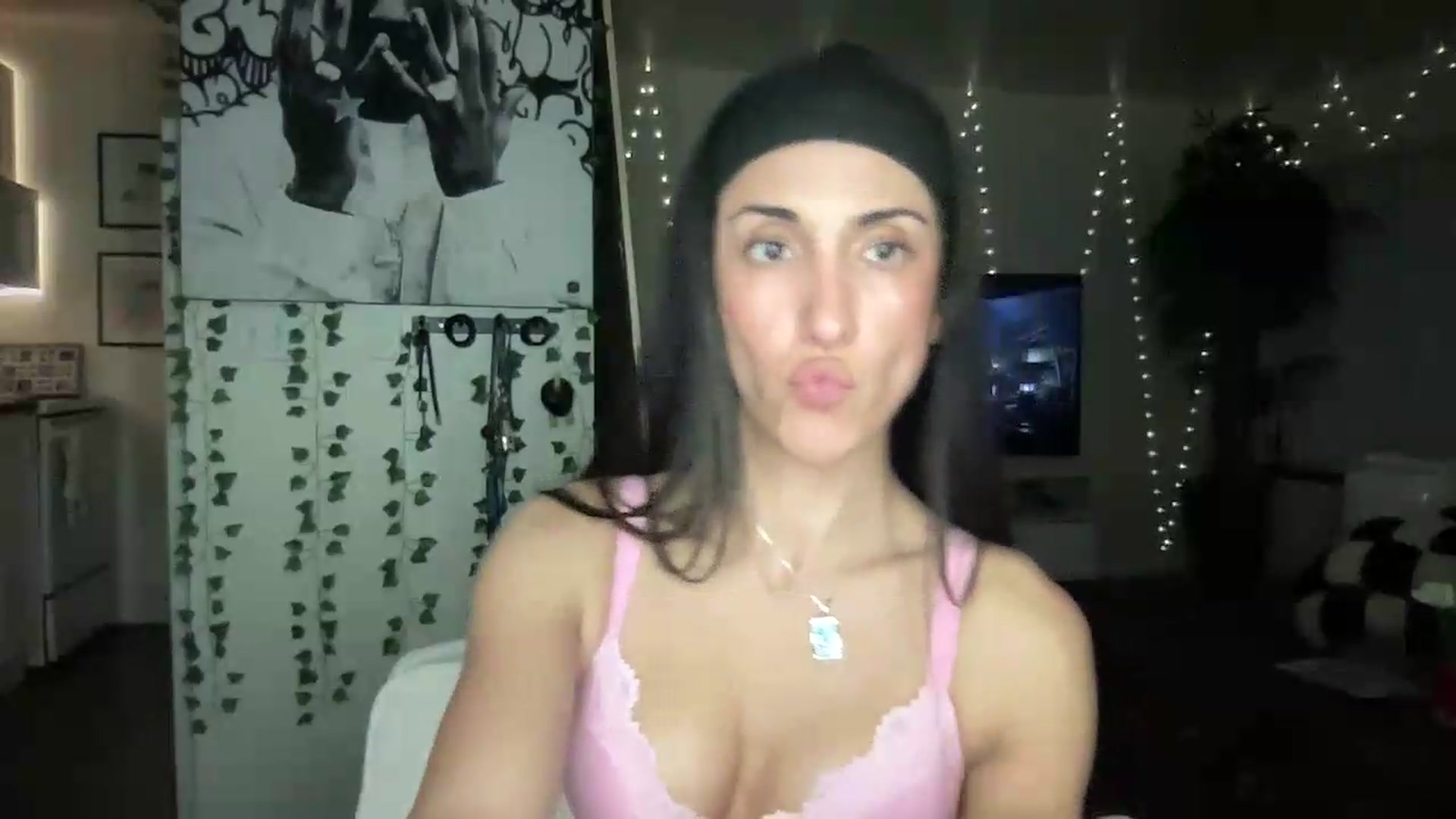 Gallery image thumbnail from LittlePersian's myfreecams stream on, 07/26/2026, 11:55 image 4 of 20