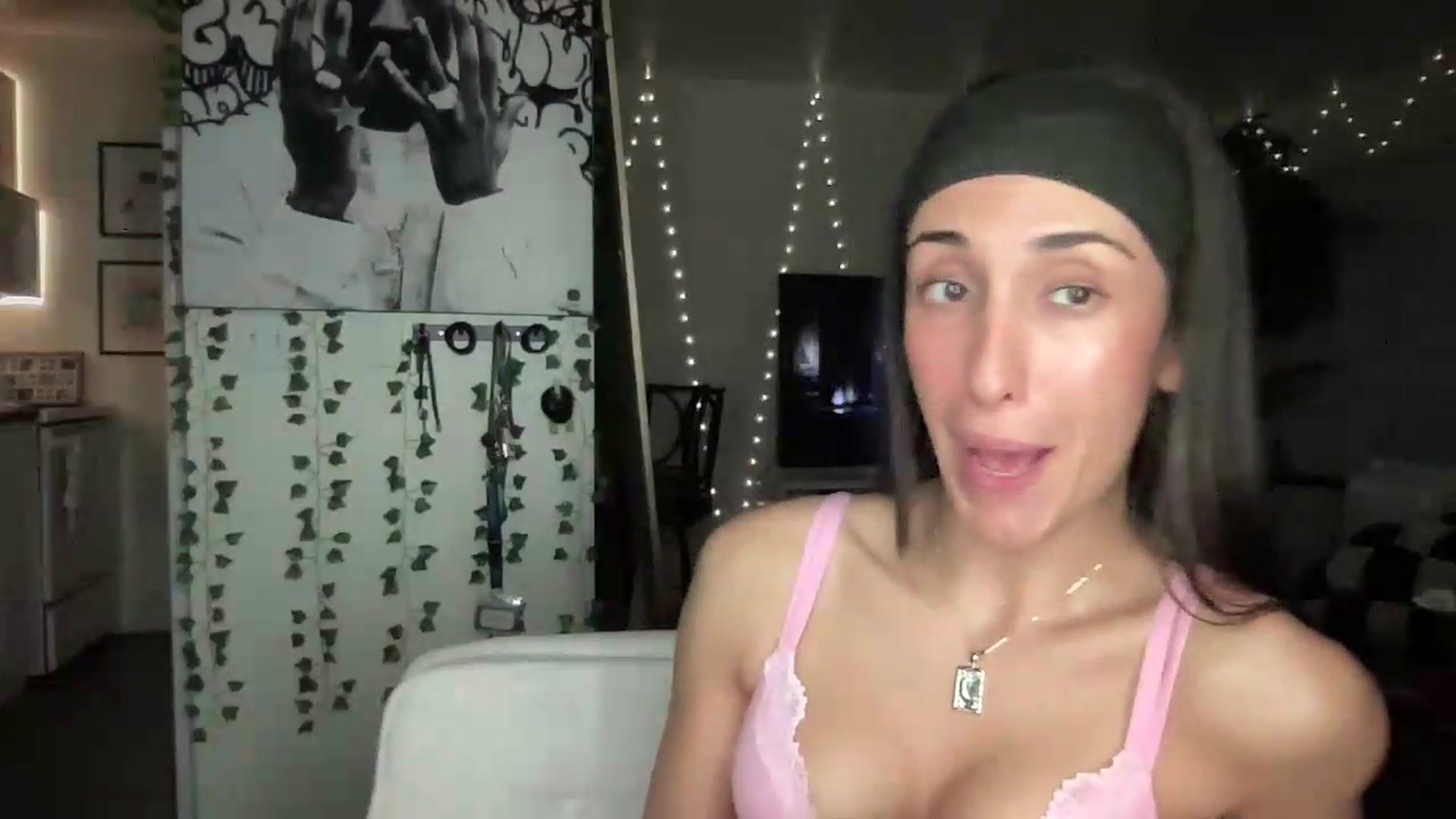 Gallery image thumbnail from LittlePersian's myfreecams stream on, 07/26/2026, 11:55 image 2 of 20