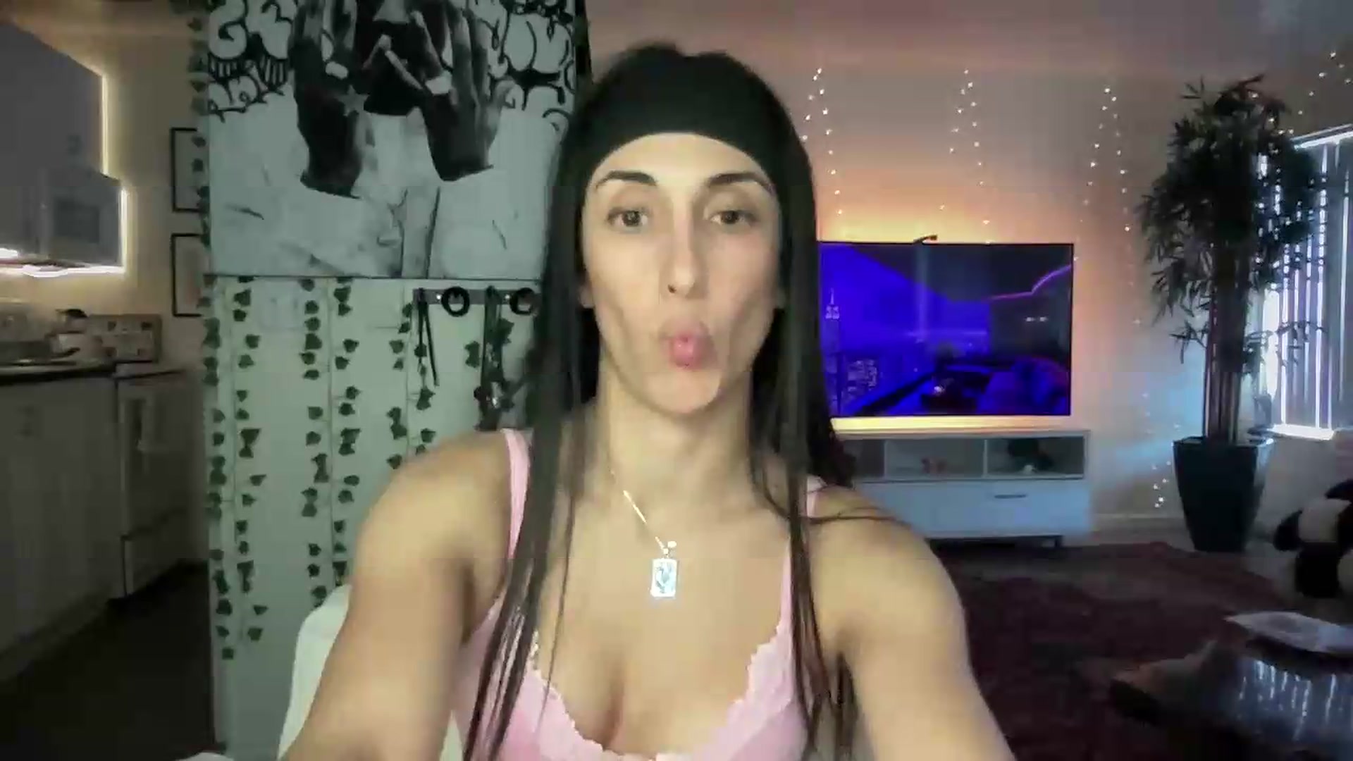 Gallery image thumbnail from LittlePersian's myfreecams stream on, 07/26/2026, 15:13 image 16 of 20