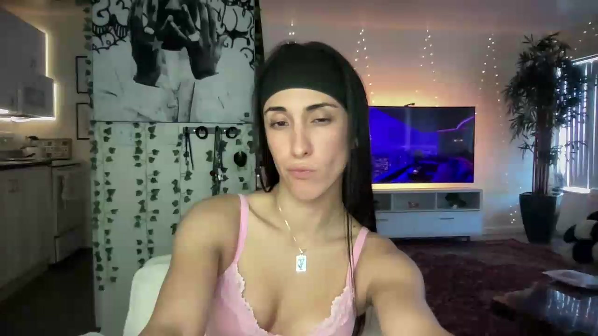 Gallery image thumbnail from LittlePersian's myfreecams stream on, 07/26/2026, 15:13 image 13 of 20