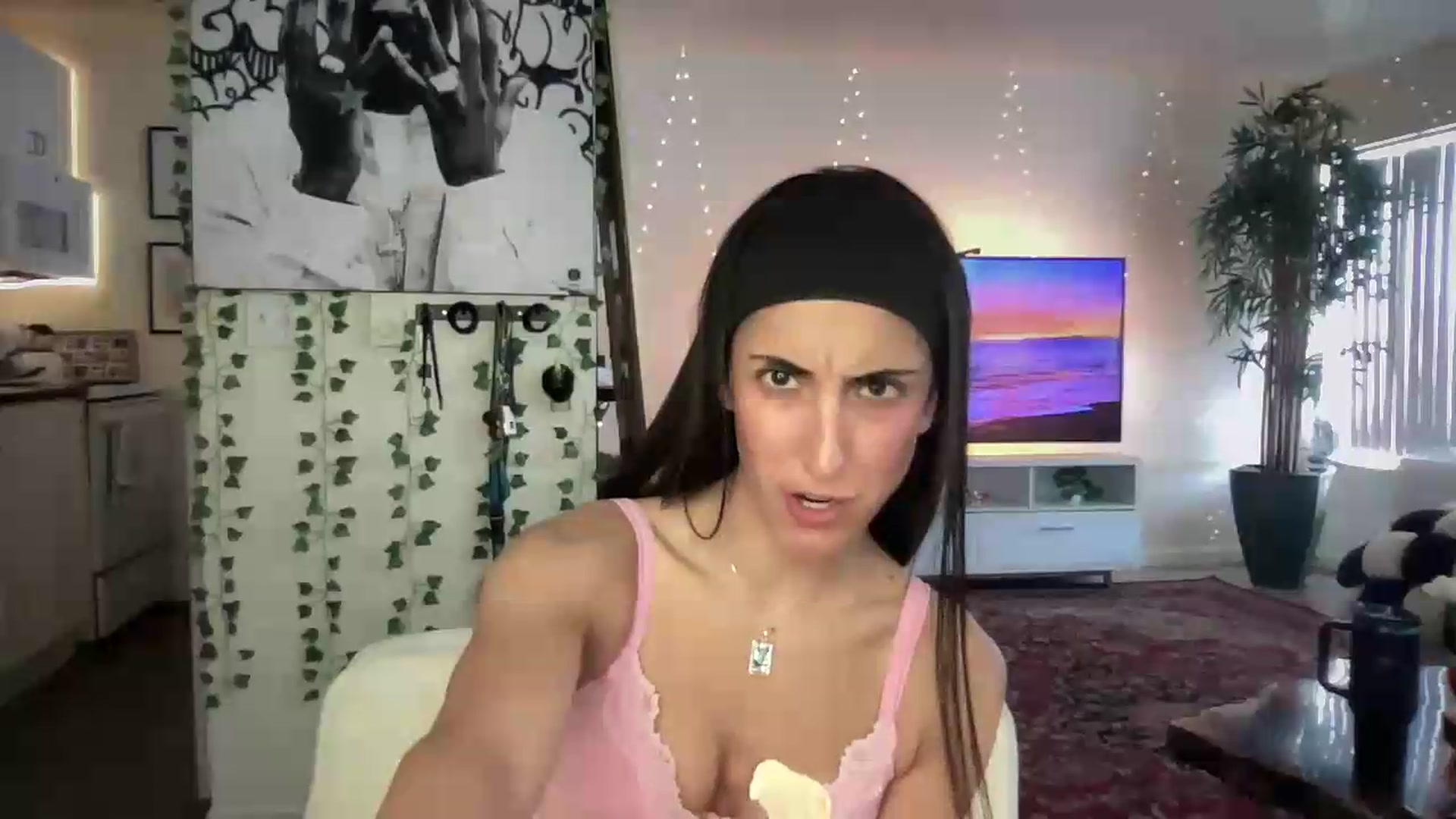 Gallery image thumbnail from LittlePersian's myfreecams stream on, 07/26/2026, 19:08 image 6 of 20
