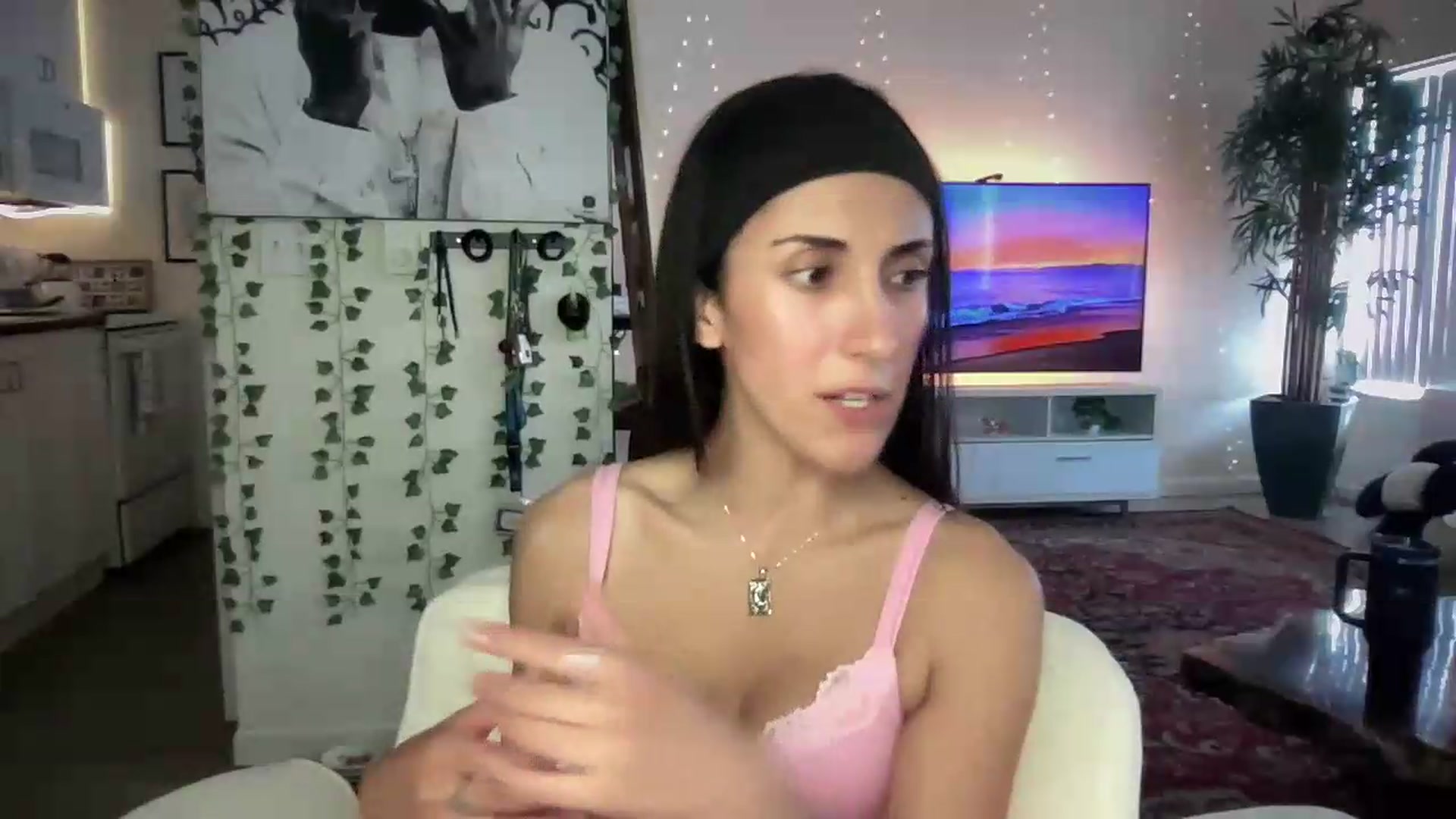 Gallery image thumbnail from LittlePersian's myfreecams stream on, 07/26/2026, 19:28 image 8 of 20