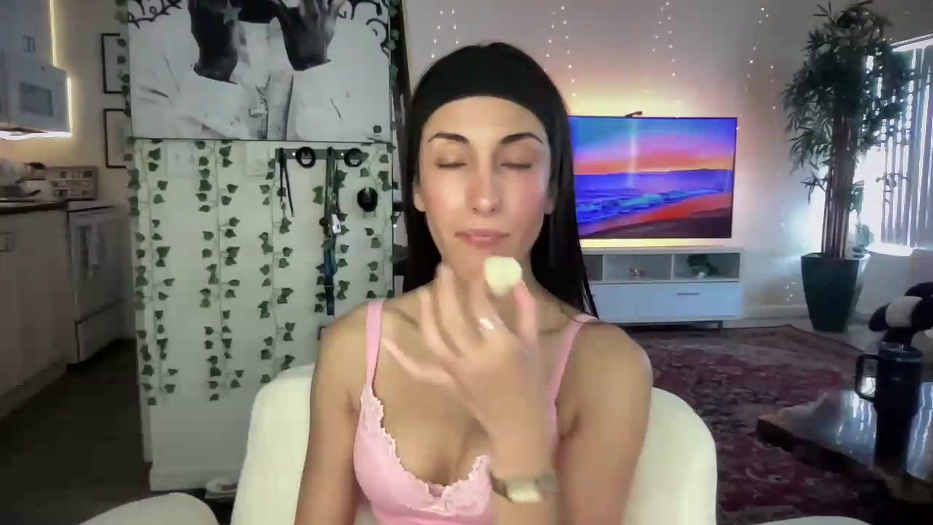 Gallery image thumbnail from LittlePersian's myfreecams stream on, 07/26/2026, 19:28 image 6 of 20