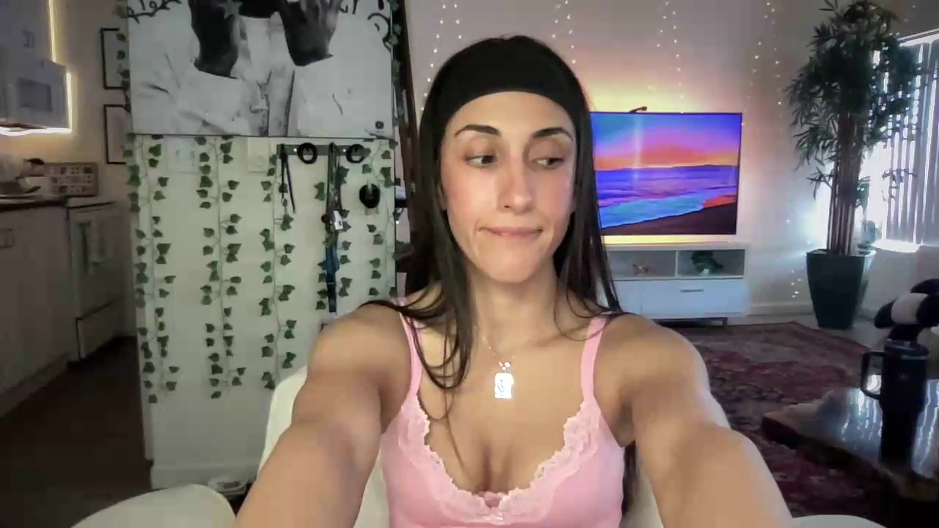 Gallery image thumbnail from LittlePersian's myfreecams stream on, 07/26/2026, 19:28 image 14 of 20