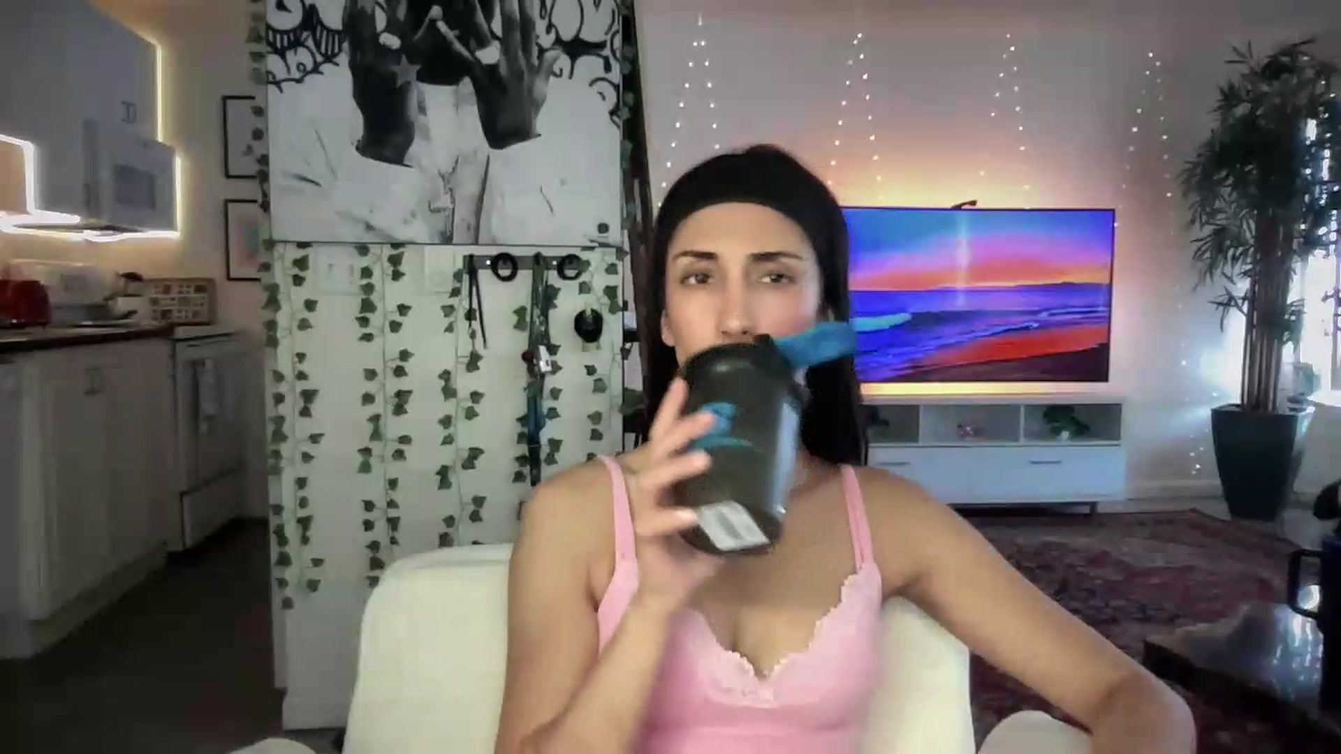 Gallery image thumbnail from LittlePersian's myfreecams stream on, 07/26/2026, 20:20 image 8 of 20