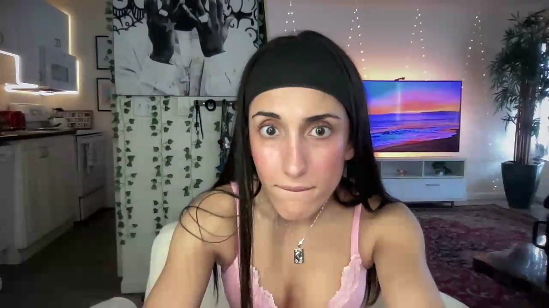 Gallery image thumbnail from LittlePersian's myfreecams stream on, 07/26/2026, 20:20 image 2 of 20
