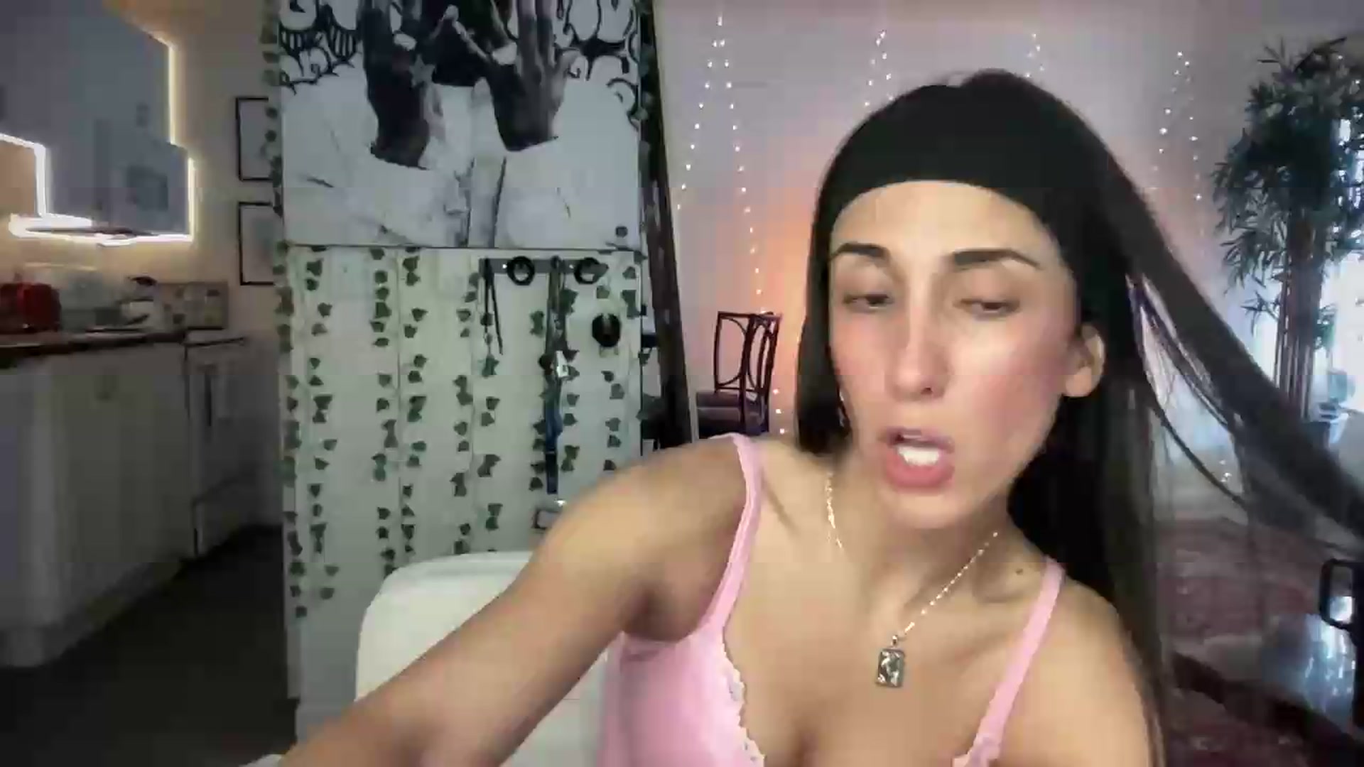 Gallery image thumbnail from LittlePersian's myfreecams stream on, 07/26/2026, 20:20 image 1 of 20