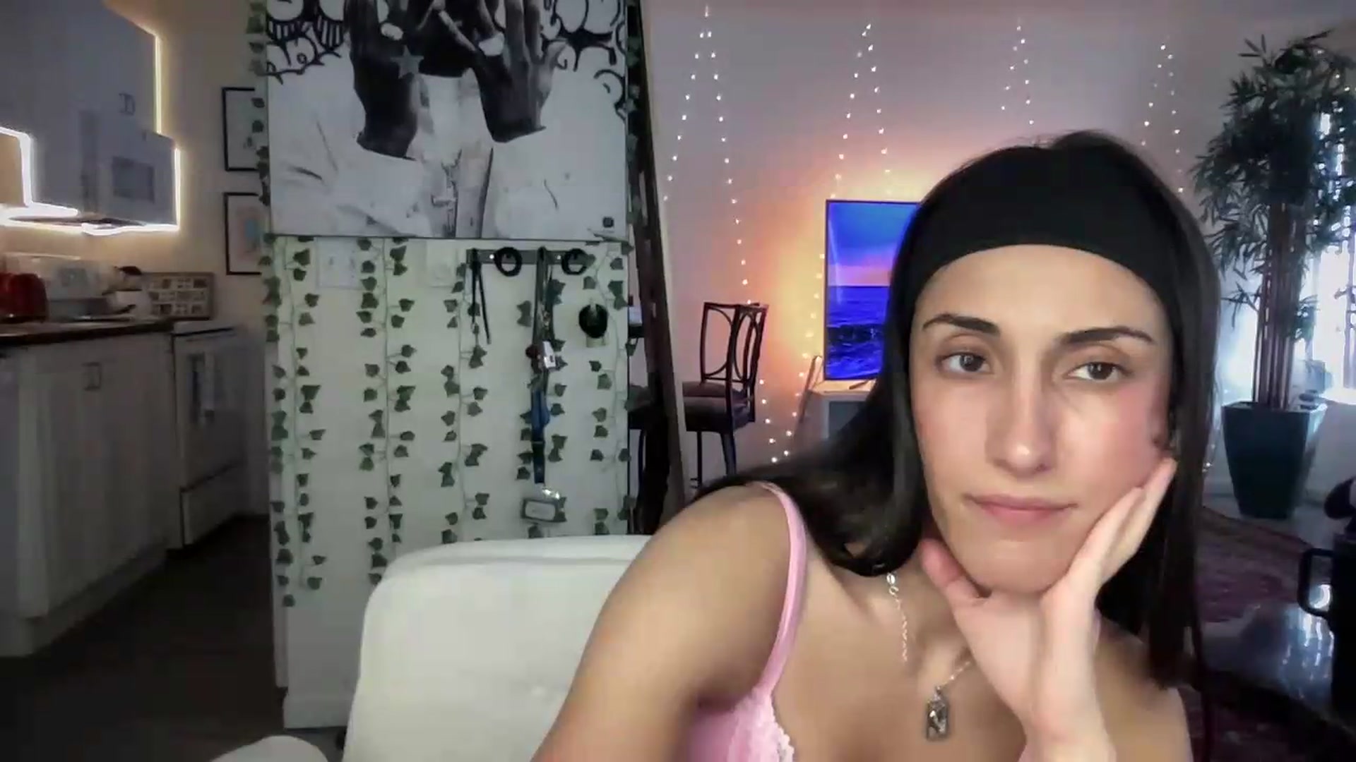Gallery image thumbnail from LittlePersian's myfreecams stream on, 07/26/2026, 20:20 image 9 of 20
