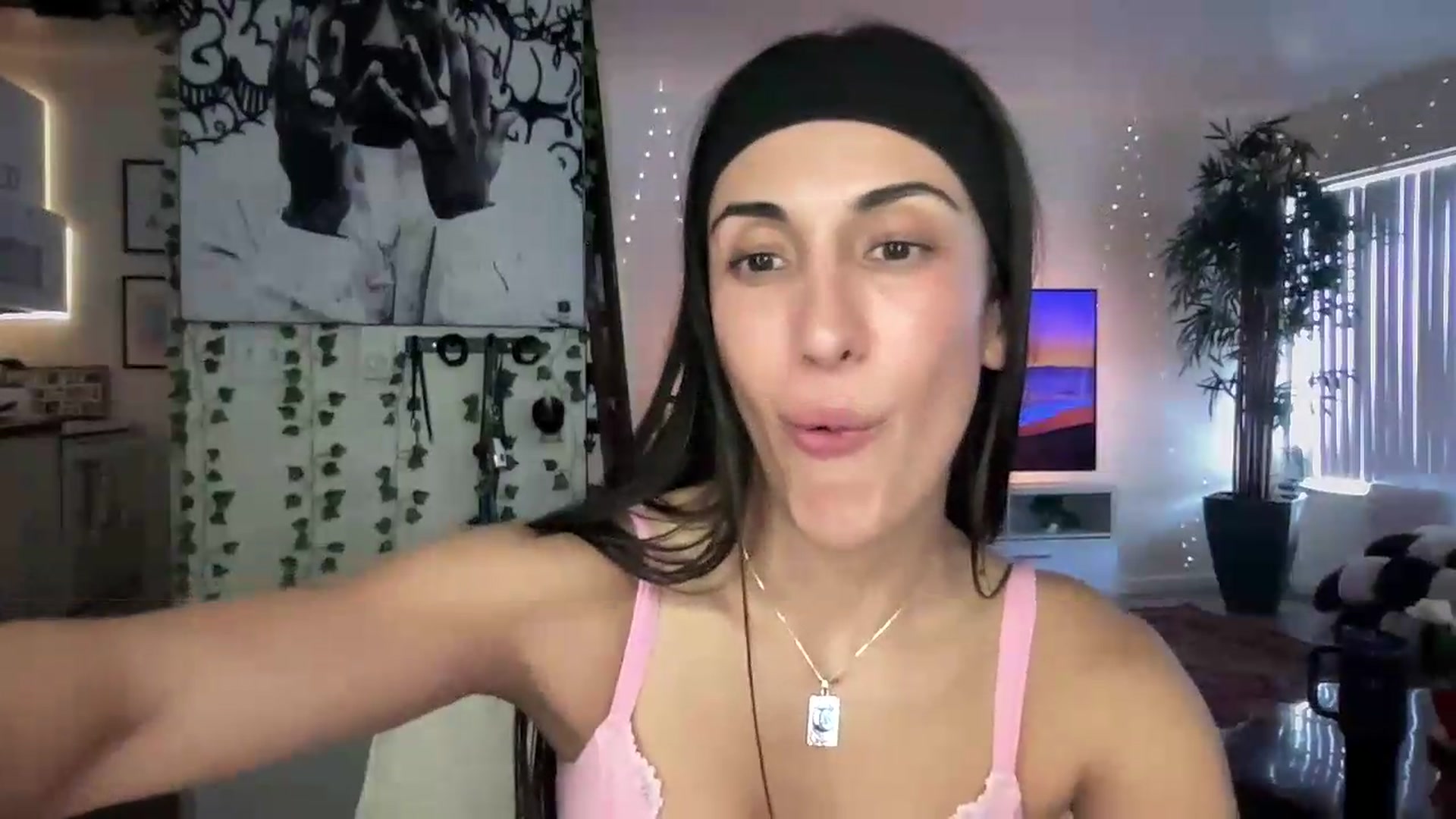 Gallery image thumbnail from LittlePersian's myfreecams stream on, 07/26/2026, 21:21 image 4 of 20
