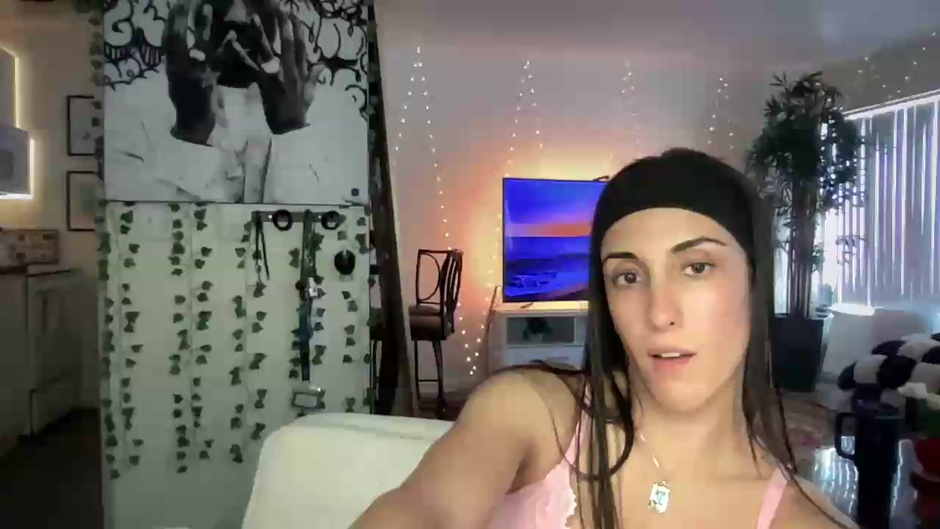 Gallery image thumbnail from LittlePersian's myfreecams stream on, 07/26/2026, 21:21 image 6 of 20