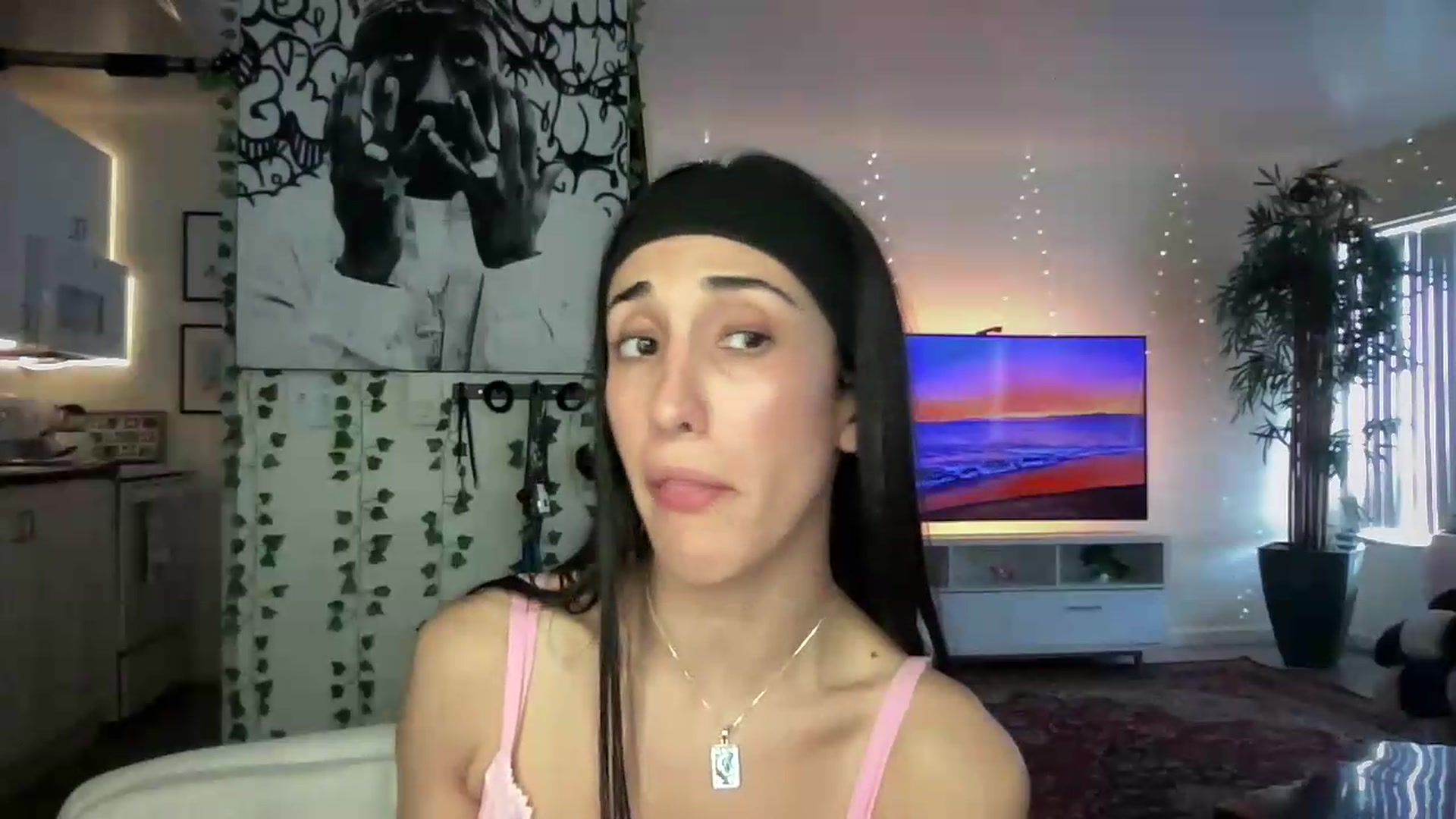 Gallery image thumbnail from LittlePersian's myfreecams stream on, 07/26/2026, 21:21 image 17 of 20