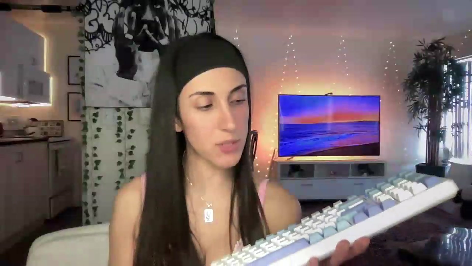 Gallery image thumbnail from LittlePersian's myfreecams stream on, 07/26/2026, 21:36 image 14 of 20