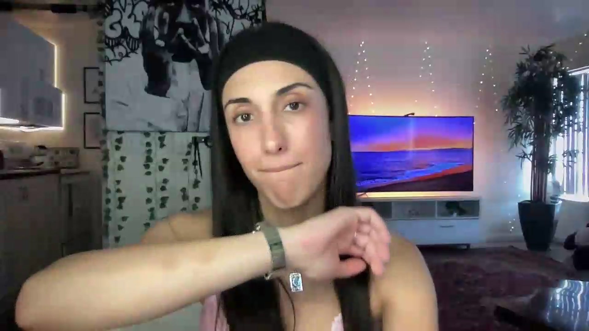 Gallery image thumbnail from LittlePersian's myfreecams stream on, 07/26/2026, 21:36 image 10 of 20