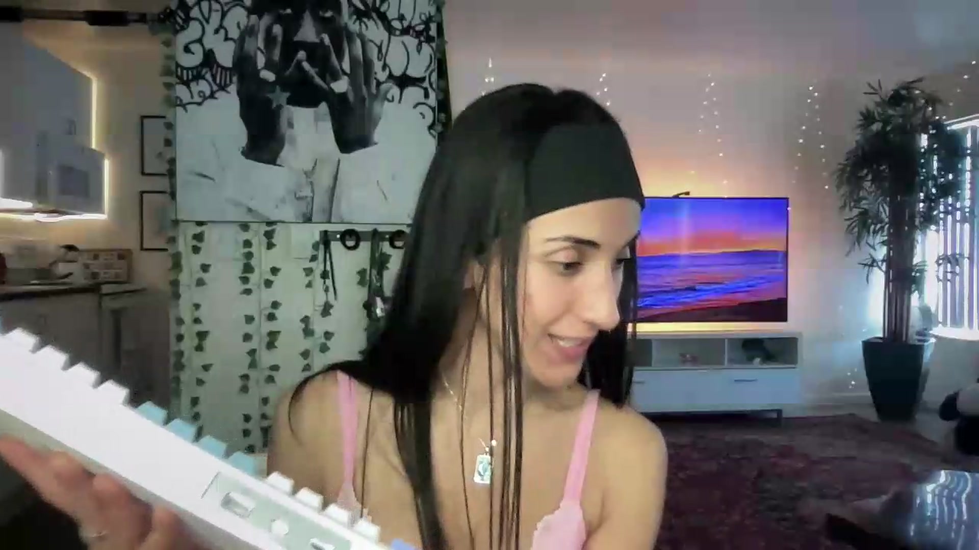 Gallery image thumbnail from LittlePersian's myfreecams stream on, 07/26/2026, 21:36 image 15 of 20
