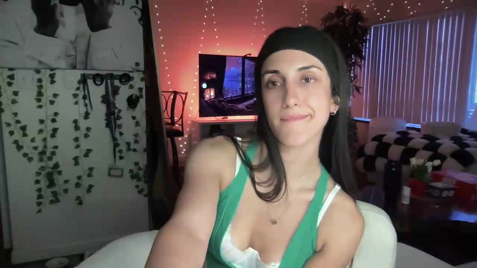 Gallery image thumbnail from LittlePersian's myfreecams stream on, 08/09/2026, 12:53 image 16 of 20