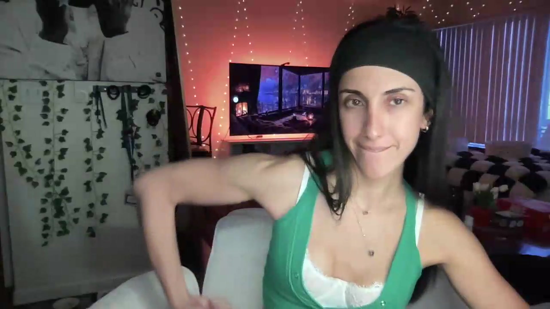 Gallery image thumbnail from LittlePersian's myfreecams stream on, 08/09/2026, 12:53 image 15 of 20