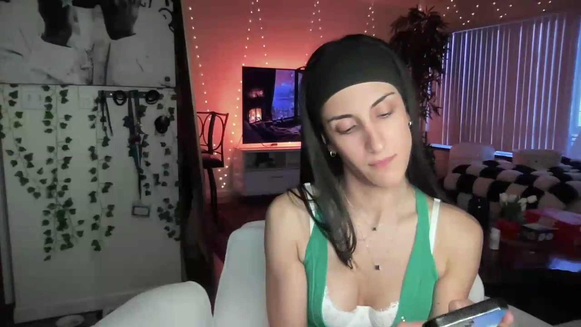 Gallery image thumbnail from LittlePersian's myfreecams stream on, 08/09/2026, 12:53 image 17 of 20