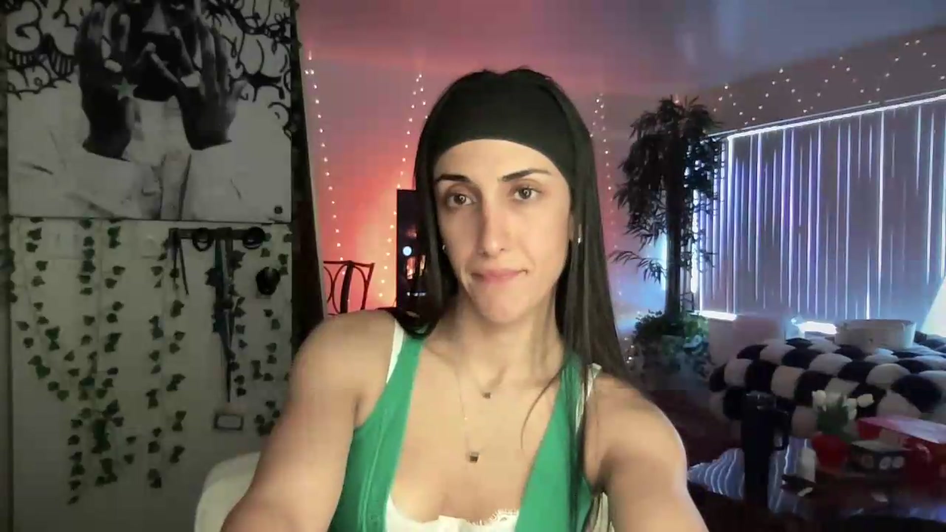 Gallery image thumbnail from LittlePersian's myfreecams stream on, 08/09/2026, 14:48 image 15 of 20