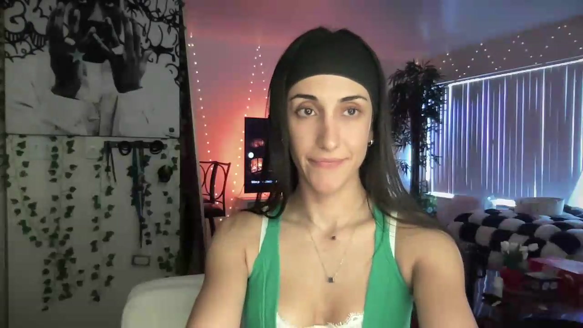 Gallery image thumbnail from LittlePersian's myfreecams stream on, 08/09/2026, 14:48 image 16 of 20