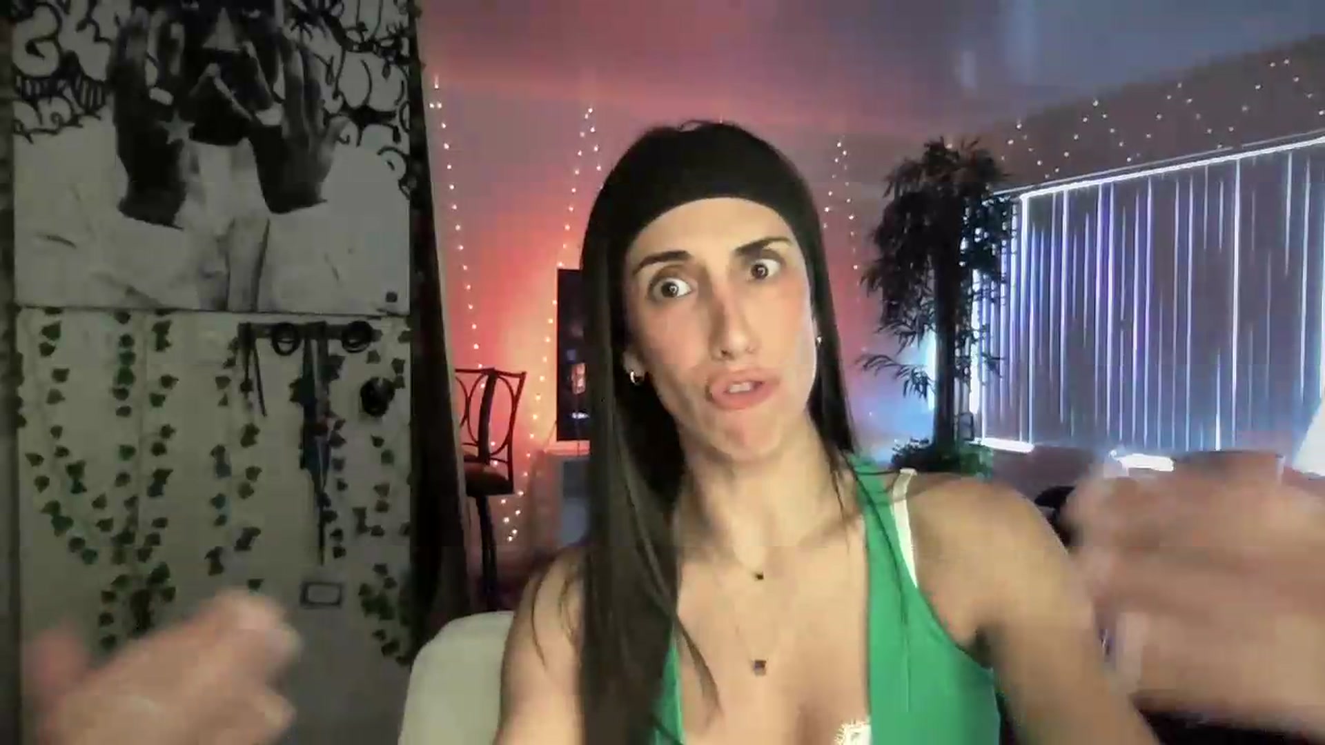 Gallery image thumbnail from LittlePersian's myfreecams stream on, 08/09/2026, 15:05 image 16 of 20
