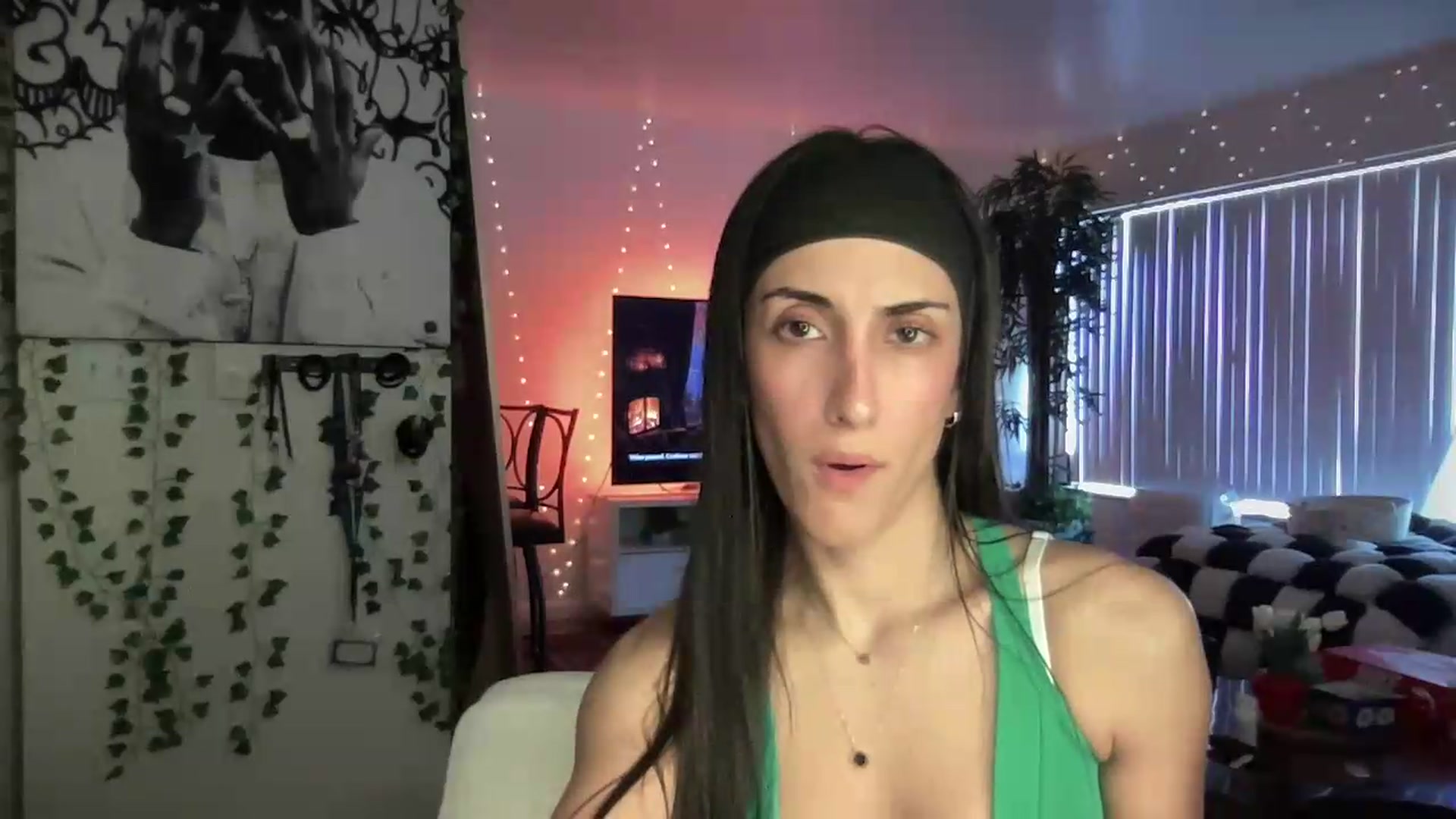 Gallery image thumbnail from LittlePersian's myfreecams stream on, 08/09/2026, 15:05 image 18 of 20