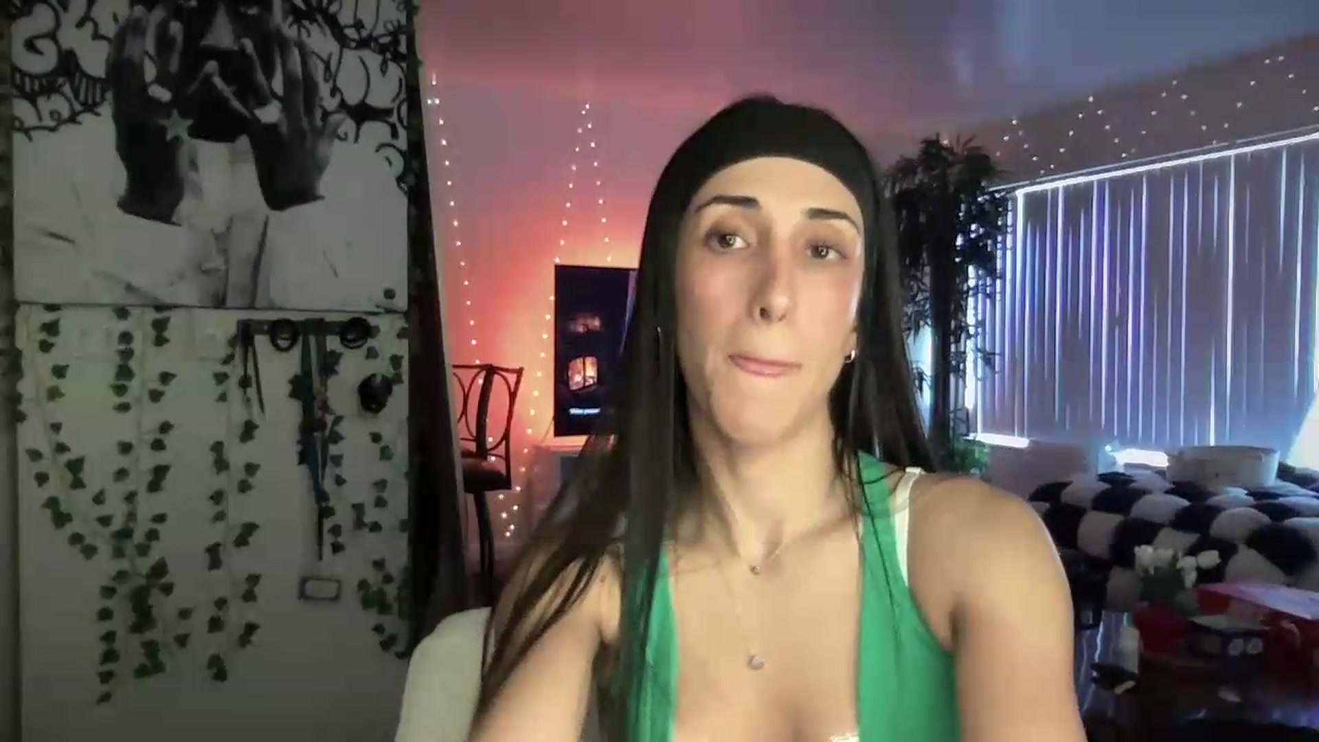 Gallery image thumbnail from LittlePersian's myfreecams stream on, 08/09/2026, 15:05 image 15 of 20
