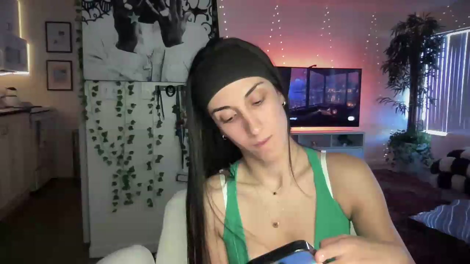 Gallery image thumbnail from LittlePersian's myfreecams stream on, 08/09/2026, 16:37 image 7 of 20