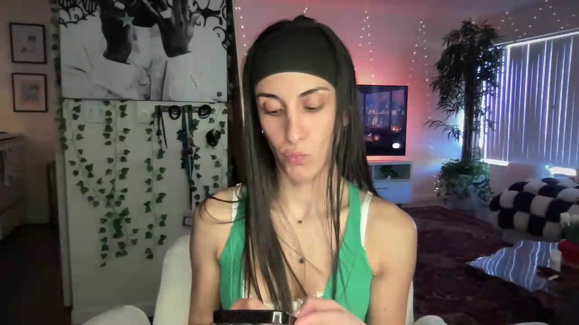 Gallery image thumbnail from LittlePersian's myfreecams stream on, 08/09/2026, 16:37 image 10 of 20