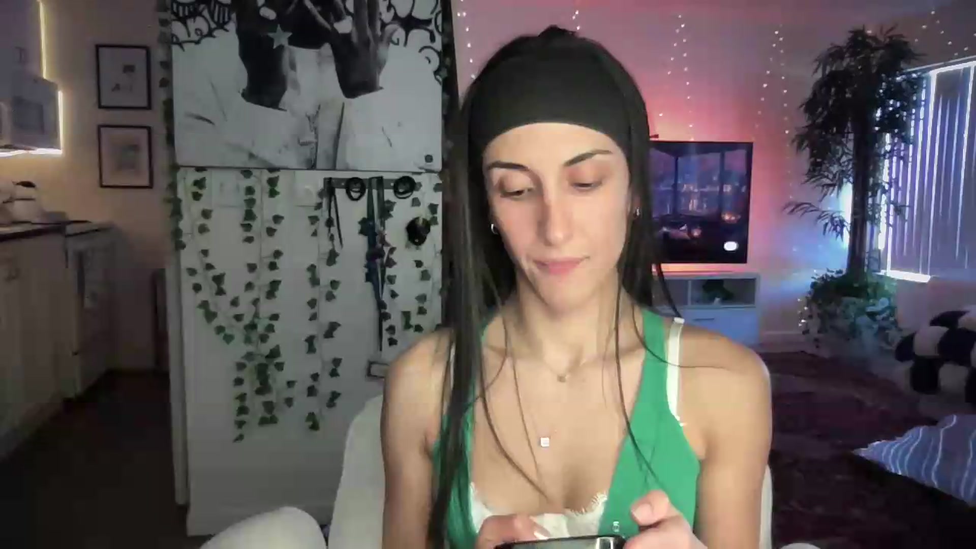 Gallery image thumbnail from LittlePersian's myfreecams stream on, 08/09/2026, 16:37 image 4 of 20